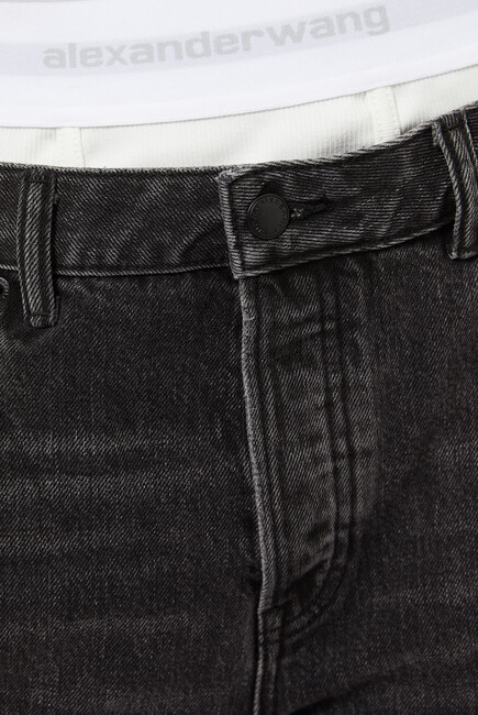 بنطال جينز بطبقة مرنة متصلة بشعار الماركة